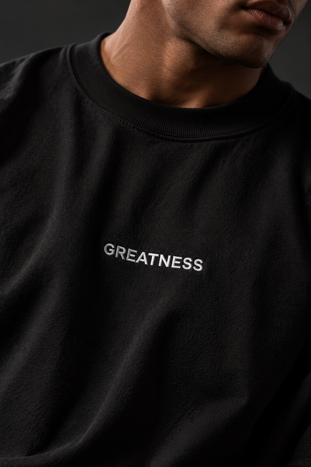 Maglietta oversize con ricamo GREATNESS Essential indossata, foto editoriale