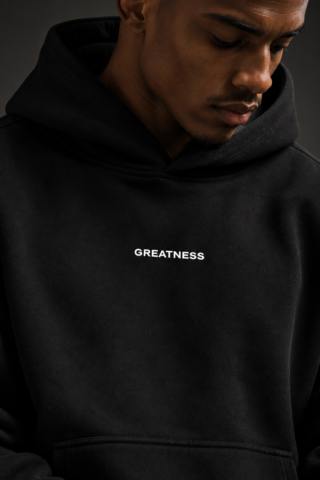 Felpa con cappuccio boxy 620 GSM GREATNESS Essential indossata, foto editoriale