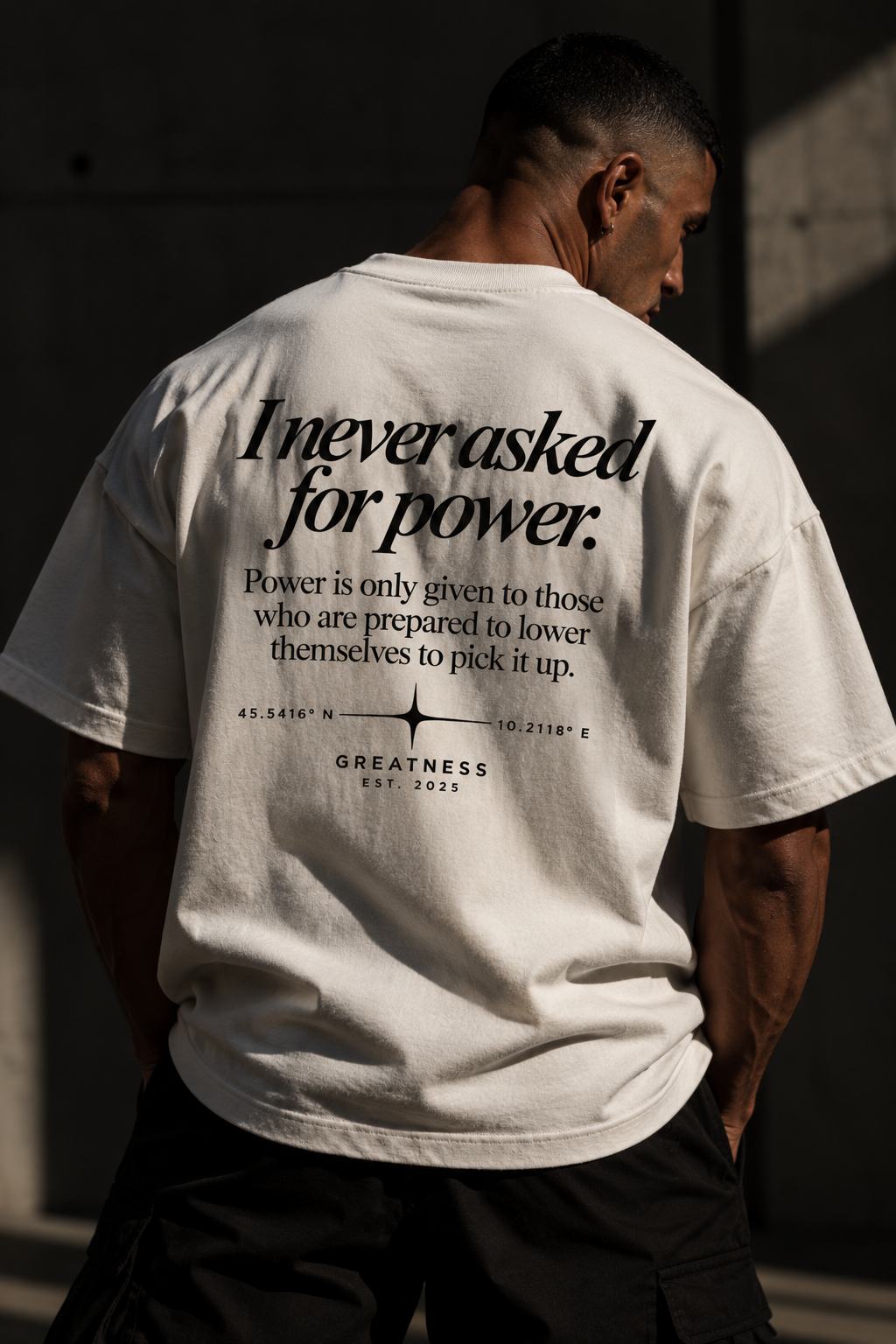 Maglietta regular fit Power is always dangerous GREATNESS indossata, foto editoriale