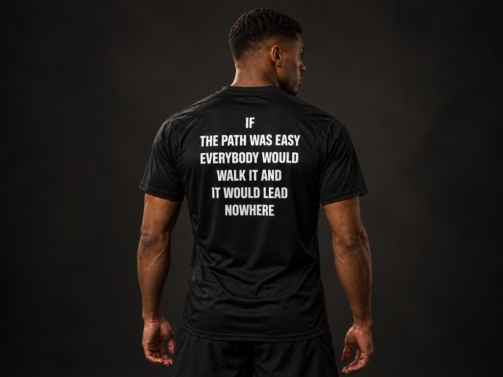 Maglietta sportiva GREATNESS Track Tee indossata, foto editoriale