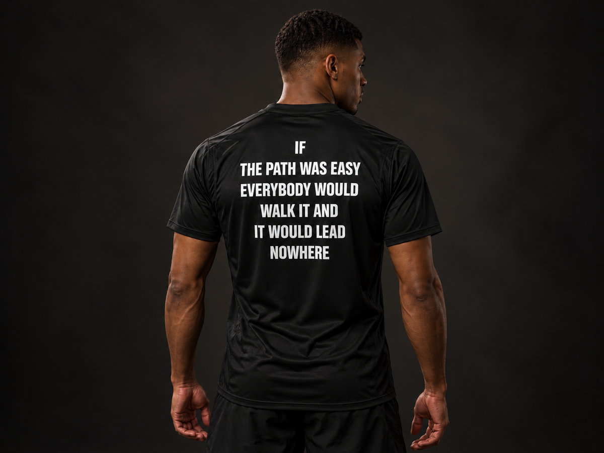 Maglietta sportiva GREATNESS Track Tee indossata, foto editoriale