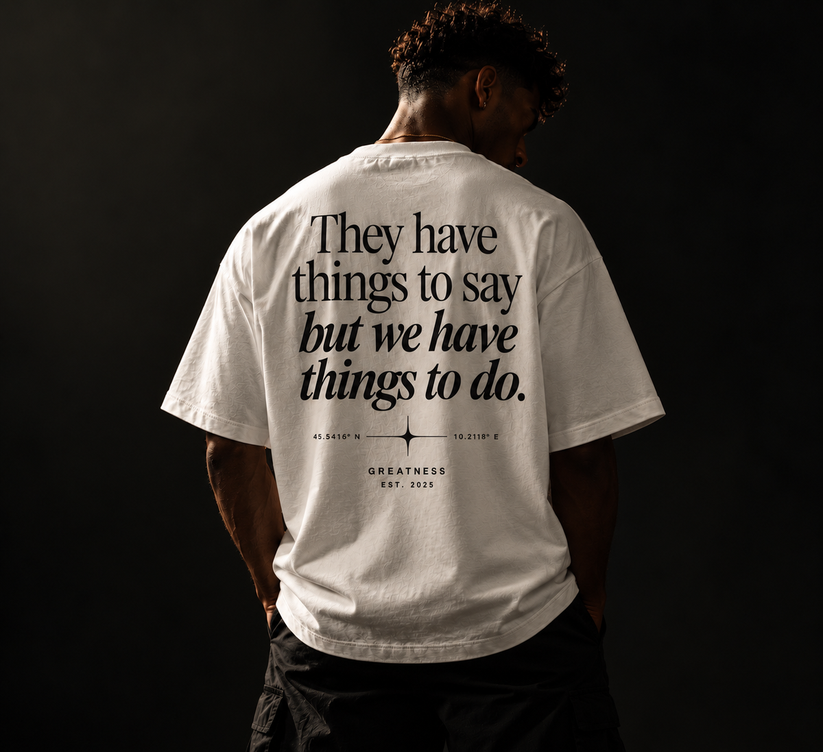Maglietta boxy heavyweight We have things to do GREATNESS indossata, foto editoriale