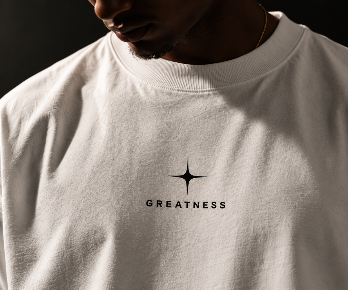 Maglietta boxy heavyweight We have things to do GREATNESS indossata, foto editoriale