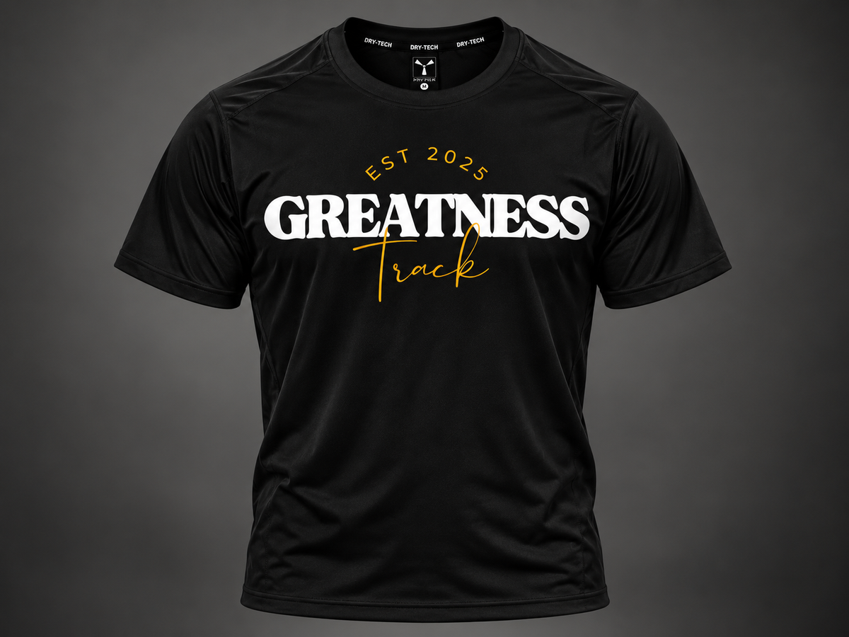 Maglietta sportiva GREATNESS Track Tee indossata, foto editoriale