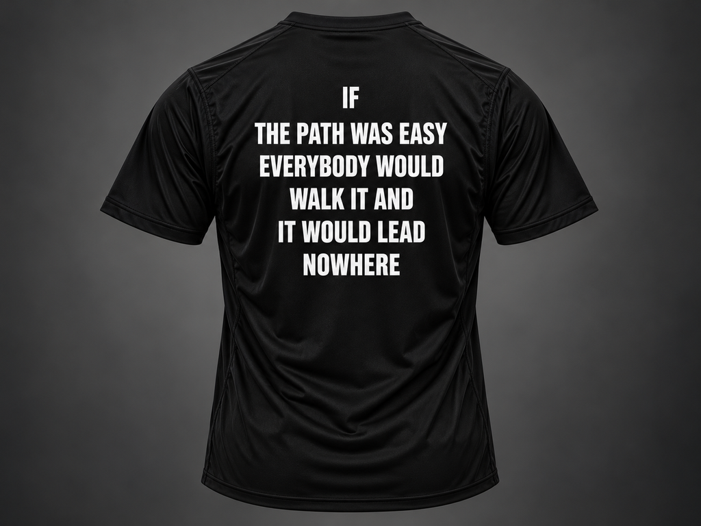 Maglietta sportiva GREATNESS Track Tee indossata, foto editoriale