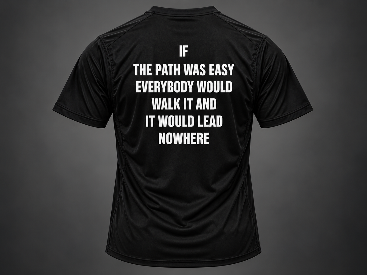 Maglietta sportiva GREATNESS Track Tee indossata, foto editoriale