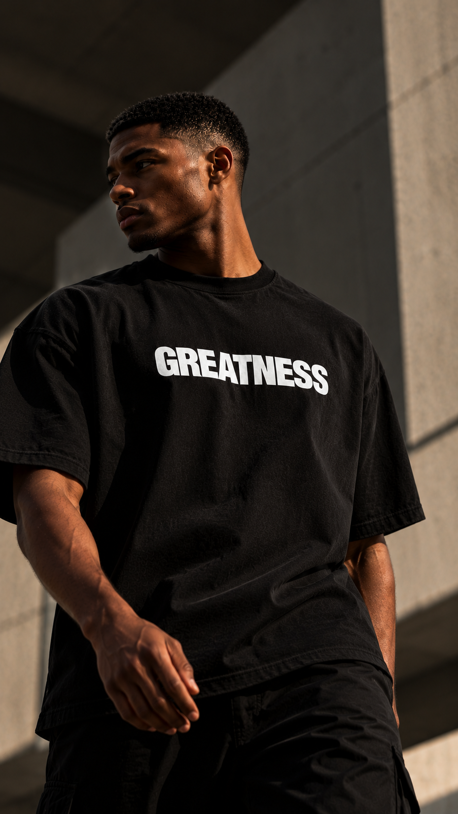 Maglietta boxy heavyweight Promise GREATNESS indossata, foto editoriale