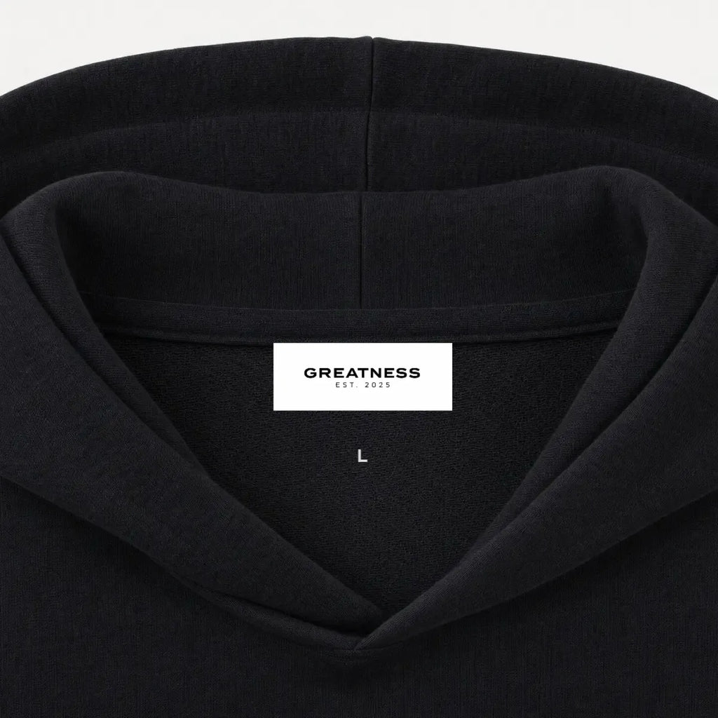 Felpa con cappuccio boxy 620 GSM GREATNESS Essential in nero, dettaglio etichetta interna