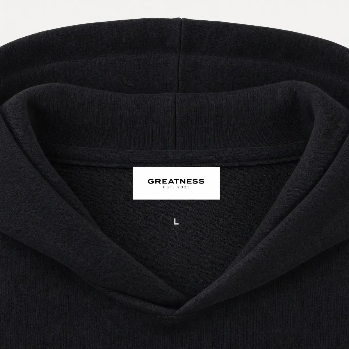 Felpa con cappuccio boxy 620 GSM GREATNESS Essential in nero, dettaglio etichetta interna