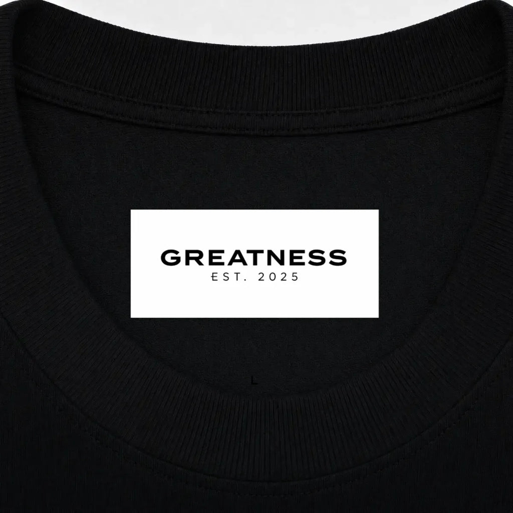 Maglietta boxy GREATNESS Essential Classic in nero, dettaglio etichetta interna