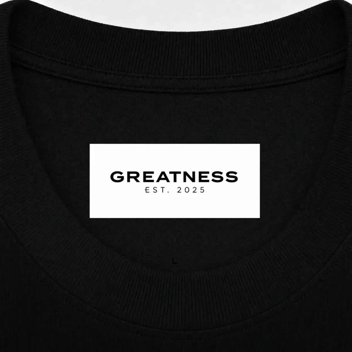 Maglietta boxy GREATNESS Essential Classic in nero, dettaglio etichetta interna