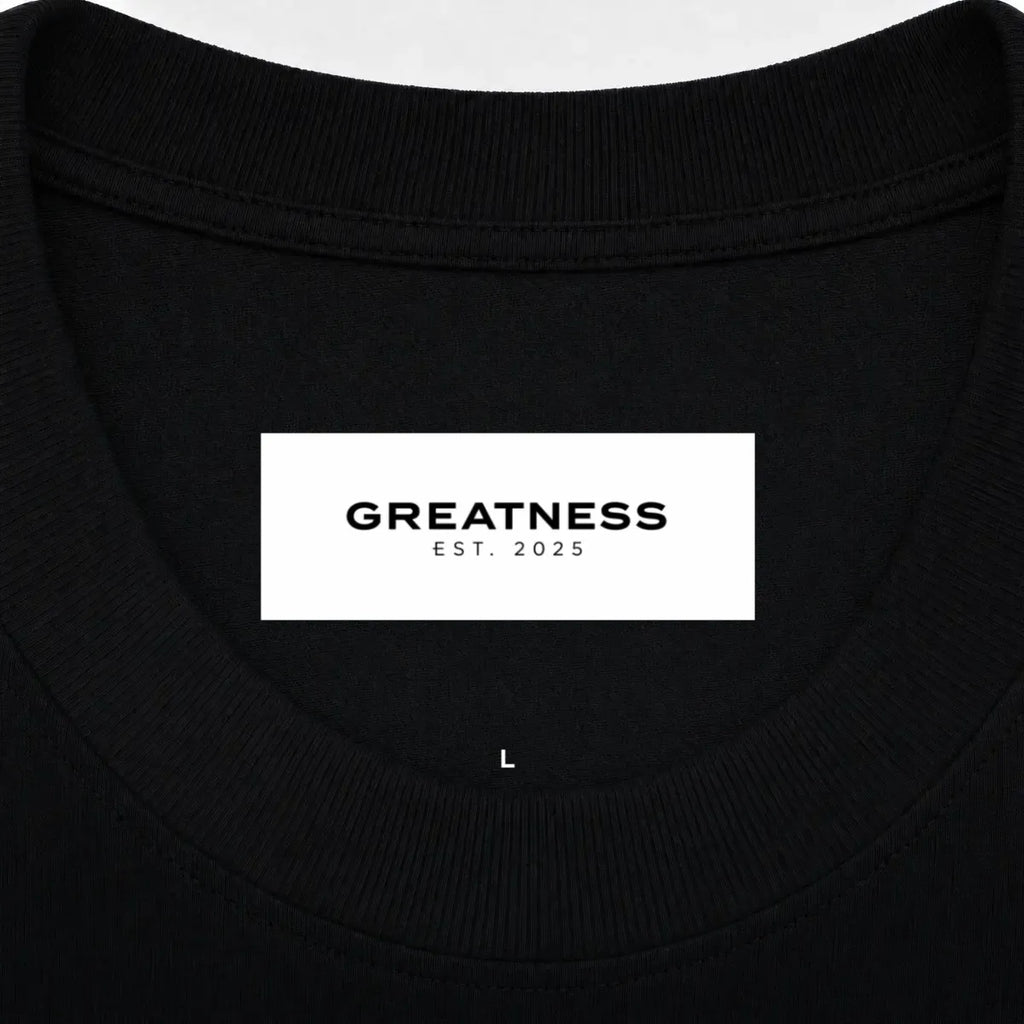 Maglietta boxy Never Give Up GREATNESS in nero, dettaglio etichetta interna
