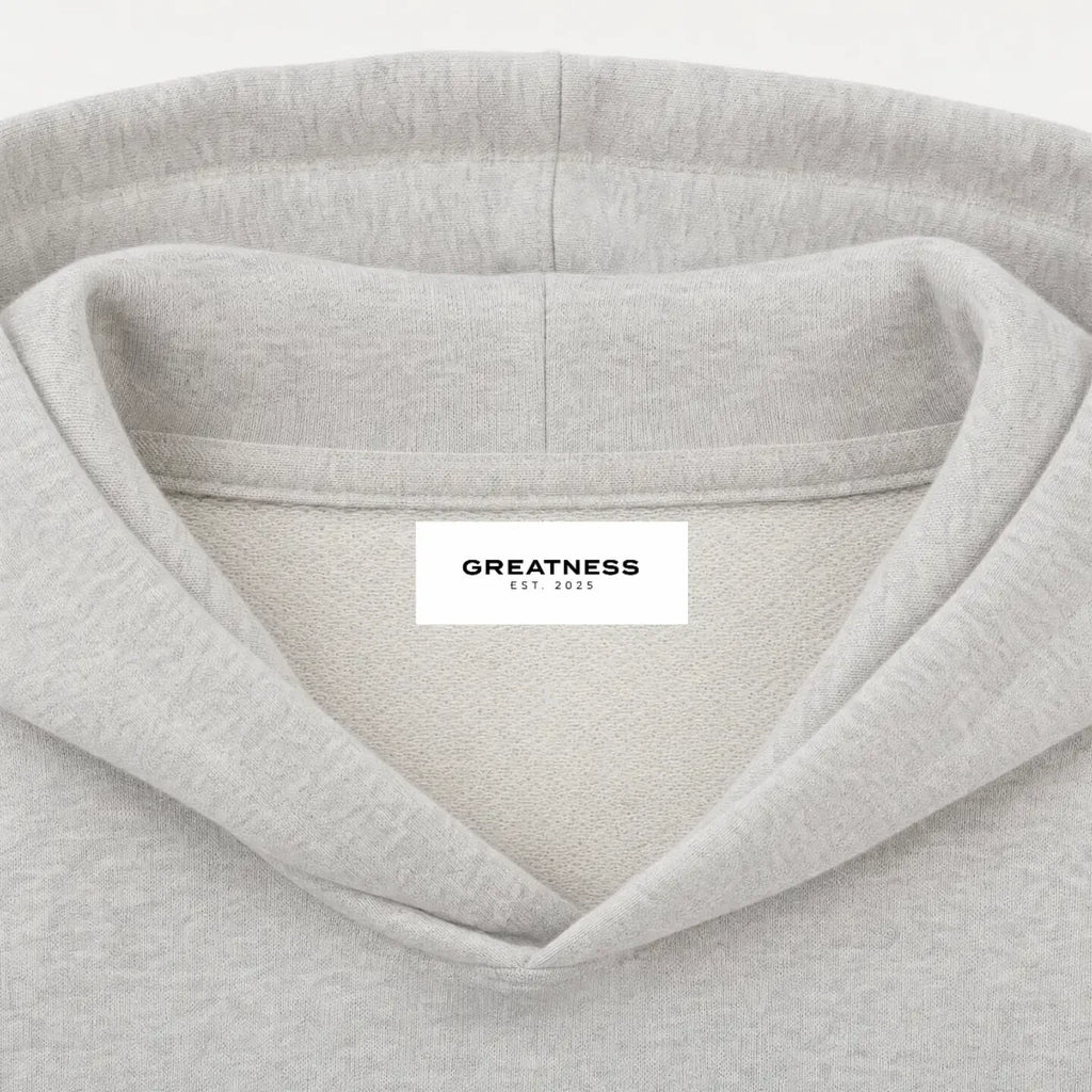 Felpa con cappuccio boxy 620 GSM GREATNESS Essential in grigio, dettaglio etichetta interna