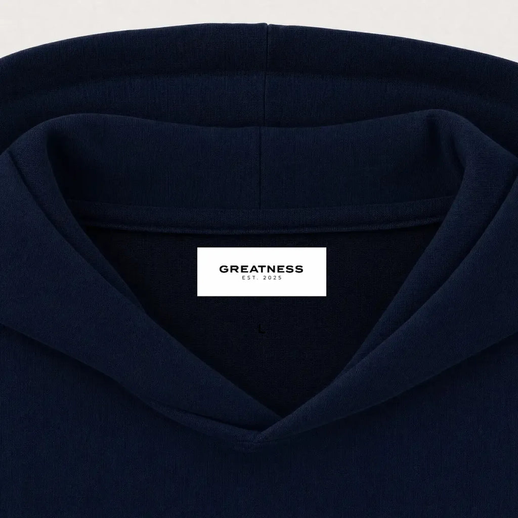 Felpa con cappuccio boxy GREATNESS Essential in blu navy, dettaglio etichetta interna
