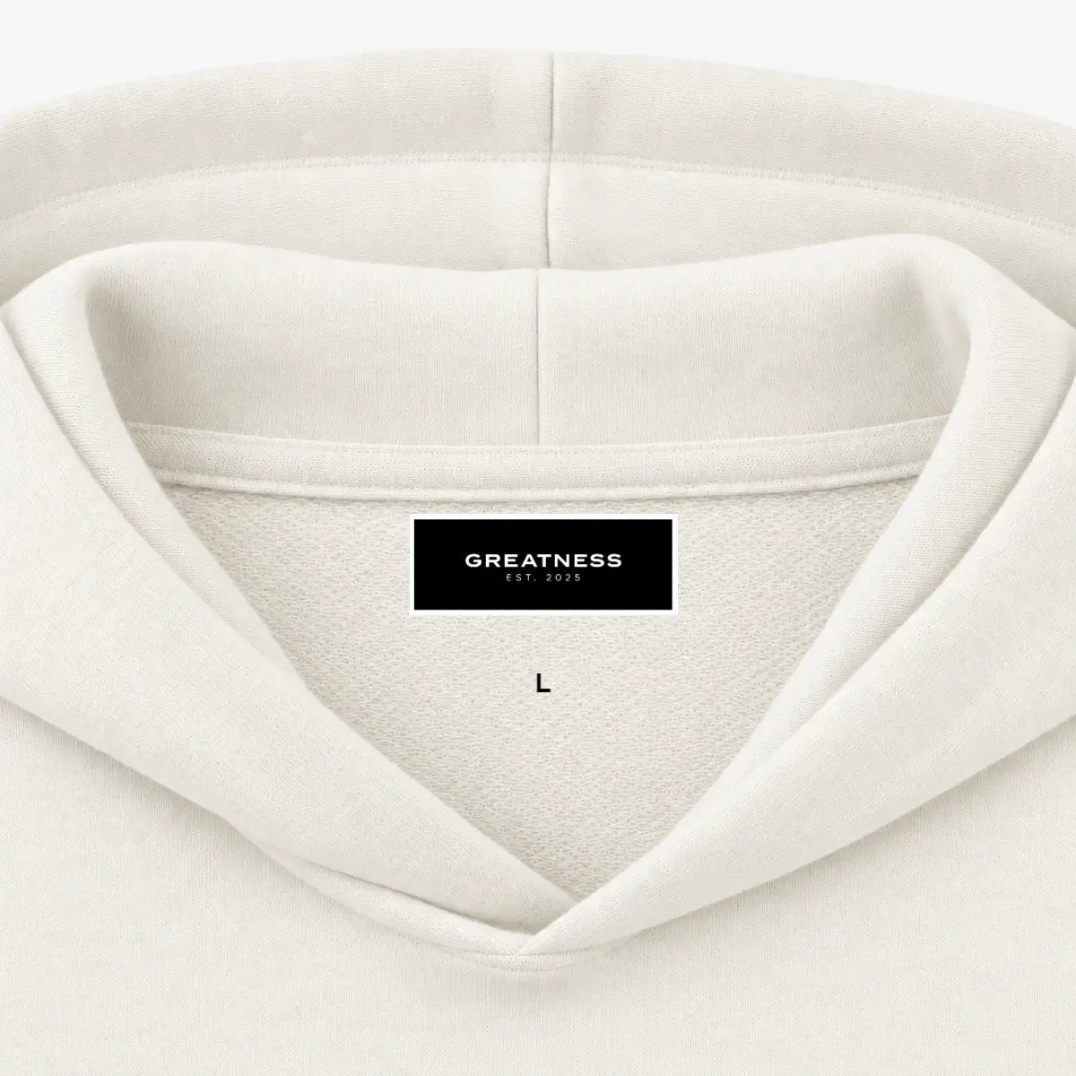 Felpa con cappuccio boxy GREATNESS Essential in off white, dettaglio etichetta interna