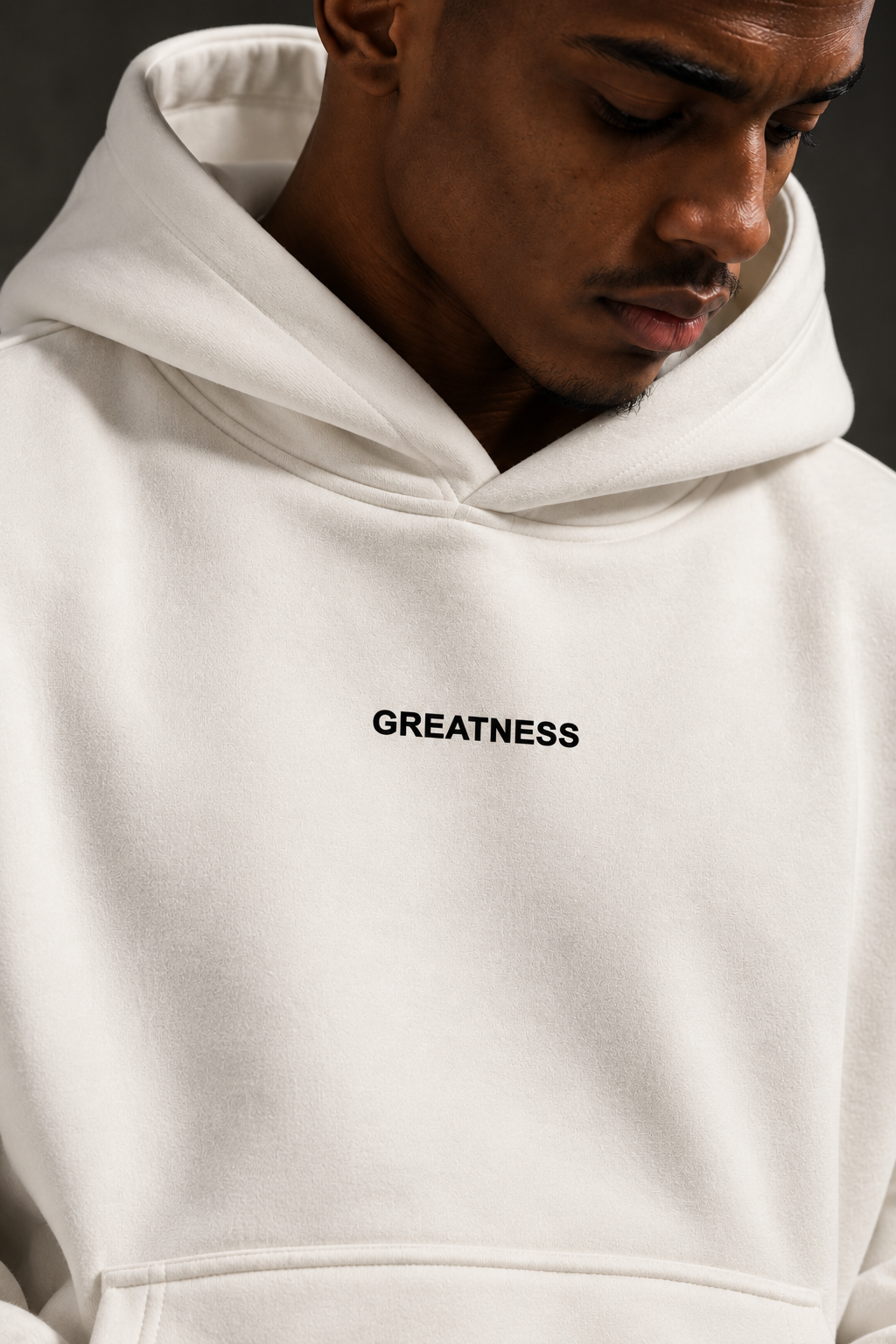 Felpa con cappuccio boxy GREATNESS Essential indossata, foto editoriale