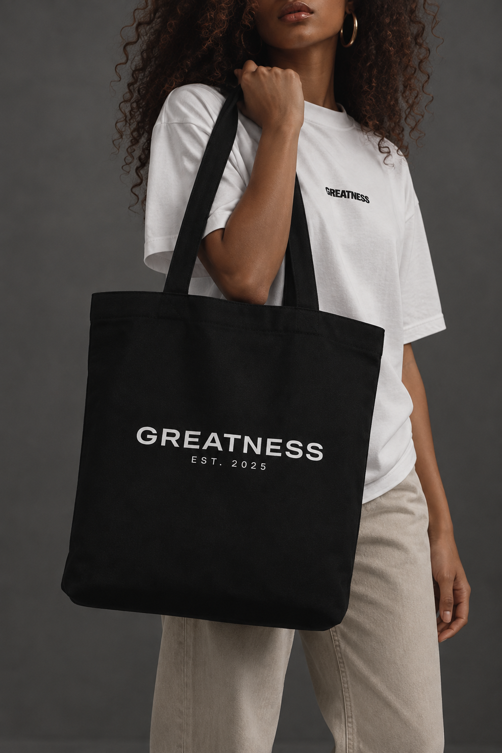 Tote bag in cotone GREATNESS Essential indossata, foto editoriale