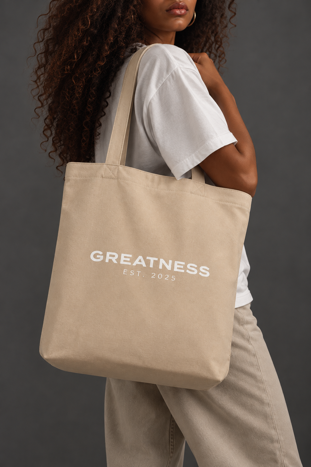 Tote bag in cotone GREATNESS Essential indossata, foto editoriale