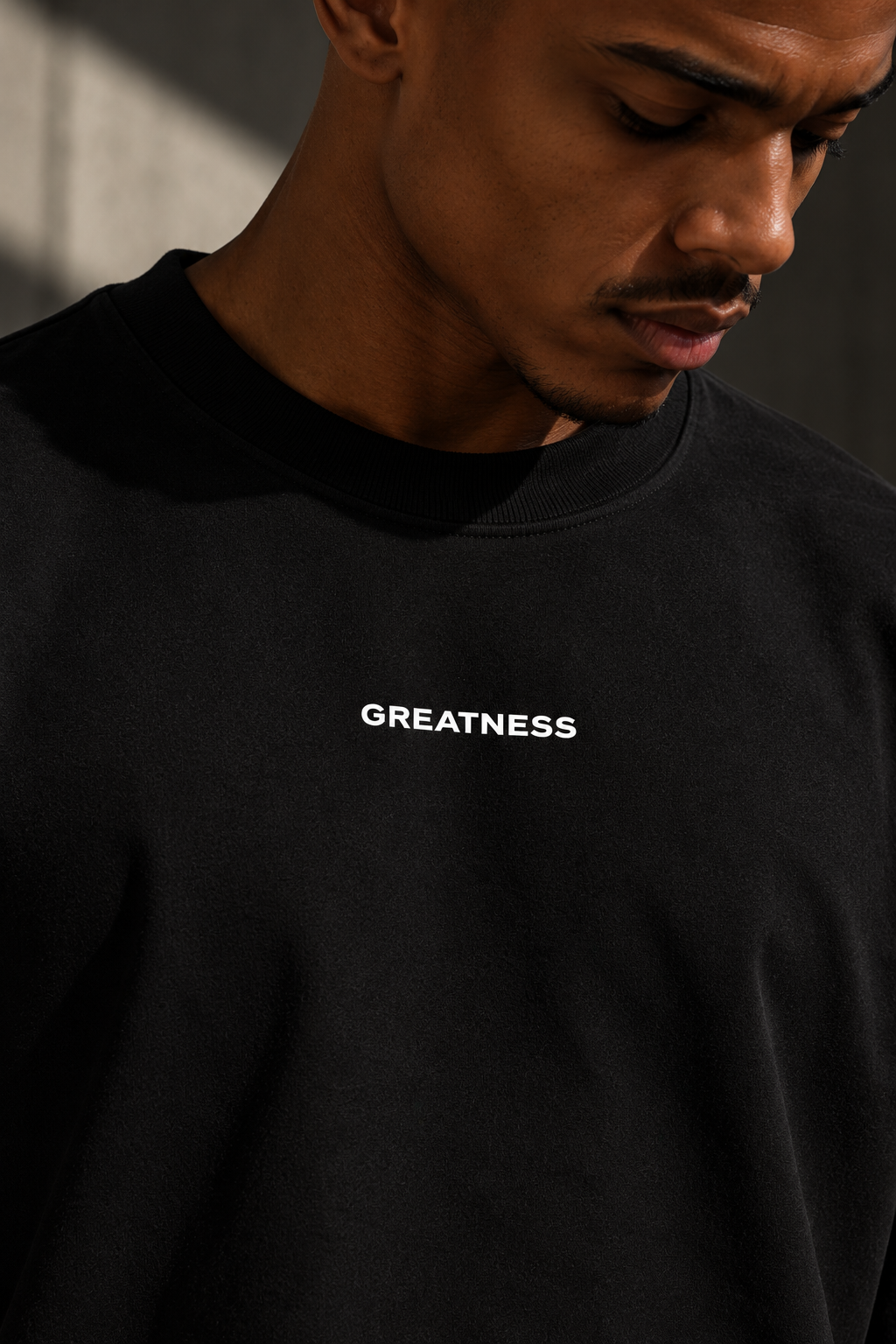 Maglietta boxy GREATNESS Essential Classic indossata, foto editoriale