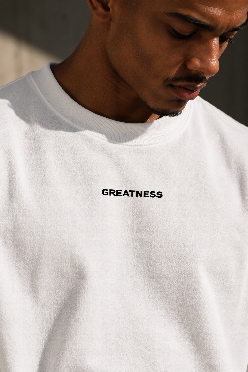 Maglietta boxy GREATNESS Essential Classic indossata, foto editoriale
