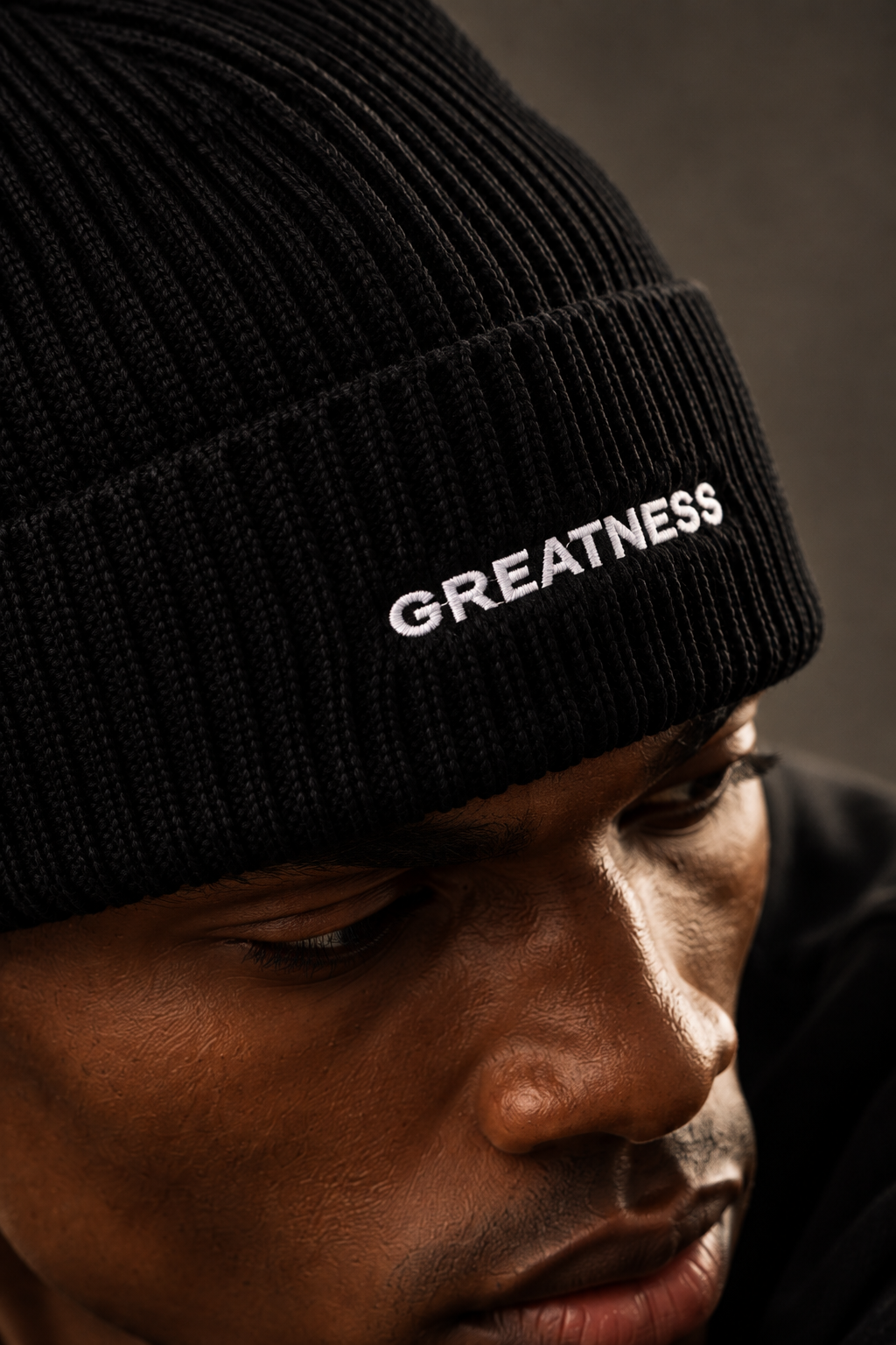 Berretto beanie a coste GREATNESS Essential indossato, foto editoriale